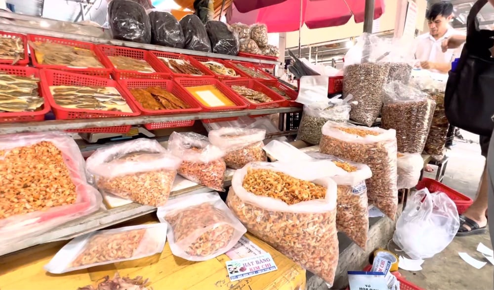Hàng đặc sản khô ở chợ Côn Đảo